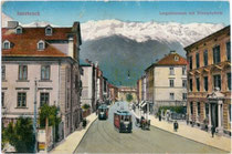 Zweigleisige Straßenbahntrasse in der Leopoldstraße in Wilten. Photochromdruck 9 x 14 cm; Impressum: Wilhelm Stempfle Innsbruck um 1910.  Inv.-Nr. vu914pcd00093
