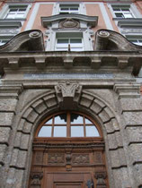 Portal im Mittelrisalit vom Akademischen Gymnasium in Innsbruck, Angerzellgasse 14 (errichtet 1909/10). Digitalphoto, © Johann G. Mairhofer 2012.  Inv.-Nr. 1DSC04247