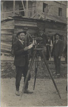 Ingenieur der Baufirma Ing. Josef Riehl bei Vermessungsarbeiten beim Bau der Mittenwaldbahn im Bahnhof Reith bei Seefeld 1911-12. Gelatinesilberabzug 9 x 14 cm ohne Impressum.  Inv.-Nr. vu914gs00070
