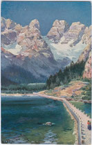 Straßendamm der Dolomitenstraße durch den Lago di Landro / Dürrensee und Cristallo. Farbautotypie 9 x 14 cm; Entwurf: Rudolf Alfred Höger. Impressum: Joh(ann). F(ilibert). Amonn, Bozen 1909.  Inv.-Nr. vu914fat00020