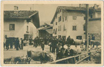 Viehmarkt in Sarnthein, Gemeinde Sarntal (bis 1919 Gerichtsbezirk Sarnthal, Bzk. Bozen). Gelatinesilberabzug 9 x 14 cm; Impressum: Foto Franz Gaensbacher, Sarnthein; Verlag Joh(ann). F(ilibert). Amonn, Bozen 1911.  Inv.-Nr. vu914gs00720