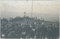 Schauturnen auf dem Hennersberg über Wörgl, Bezirk Kufstein, Tirol. Gelatinesilberabzug 9 x 14 cm; Impressum: Raim(und). Haselberger, Wörgl um 1914. Inv.-Nr.  vu914gs00236