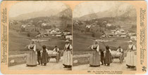 Bauernfamilie im Ampezzotal mit Handkarren unterwegs zur Heumahd. Stereo-Albuminabzug für auf Untersatzkarton 9 x 18 cm; Impressum: Underwood & Underwood Publishers; New York, London et al. 1898.  Inv.-Nr. vuST-00002
