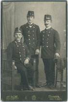 Briefzusteller der k.k. Österreichischen Post- und Telegraphenverwaltung wohl aus Bruneck.  Gelatinesilberabzug auf Untersatzkarton 16,6 x 10,6 cm  (Cabinet-Format); Impressum: D(aniel). Kofler, Bruneck oder Filiale Welsberg um 1910.  Inv.-Nr. vuCAB-00043