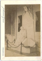 Ehem. Gräflich Lodron'sche Grabstätte mit Skulptur "Trauernde" von Andrea Malfatti (1832 Mori - 1917 Trient) im Westfriedhof von Innsbruck. Albuminabzug 16,6 x 10,6 cm (Cabinet-Format); Impressum: Robert Reiss, Innsbruck um 1890.  Inv.-Nr. vuCAB-00247