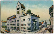 Streckenabschnitt der Grieser Linie beim Stadtmuseum im Kreuzungsbereich Sparkassen-/Museumstraße in Bozen. Photochromdruck 9 x 14 cm; Joh(ann). F(ilibert). Amonn, Bozen; postalisch gelaufen 1915.  Inv. Nr. vu914pcd00079