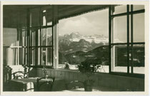 Der Rosengarten von der Glasveranda des Hotel "Friedl" in Oberbozen auf dem Ritten bei Bozen aus. Gelatinesilberabzug 9 x 14 cm; Impressum: V. Vojta, Klobenstein-Ritten um 1930.  Inv.-Nr. vu914gs01148