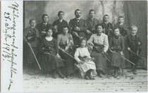"Schülerkonzert abgehalten am 28. Oktober 1913" in Schwaz. Gelatinesilberabzug 9 x 14 cm ohne Impressum.  Inv.-Nr. vu914gs00840