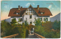 Im Heimatstil erbautes Hotel “Bahnhof” (seit Erweiterung Gasthof Hotel “Linde”) vis à vis von Bahnhofsrestauration und Bahnstation (beide 1944 zerbombt) in Wörgl. Photochromdruck 9 x 14 cm; Purger & Co., München um 1910.  Inv.-Nr. vu914pcd00125