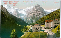 Hotel „Neue Post“ in Trafoi,Gemeinde Stilfs im Vinschgau, Südtirol mit Ortler-Hauptkamm in den Ortler-Alpen. Photochromdruck 9 x 14 cm (Bergnamenkarte); Impressum: Photoglob Zürich um 1910.  Inv.-Nr. vu914pcd00241
