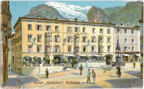 Hotel “Auracher” in Kufstein, Unterer Stadtplatz 11 (heute Wohn- und Geschäftshaus). Chromolithographie 9 x 14 cm; Impressum: Act(iengesellschaft). Münchener Chromolith(ographische). Kunstanstalt um 1900.  Inv.-Nr. vu914clg00019a