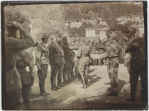 "Papa wird vom Kaiser dekoriert." (Rückseitig bez.). Kaiser Karl I. von Österreich-Teschen (1887-1922) bei Verleihung von Kriegsauszeichnungen an der Südfront. Gelatinesilberabzug 9 x 12 cm von 1917/18 (wohl Amateuraufnahme).  Inv.-Nr. vu912gs00011