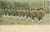 "Tiroler Trachten - Schützen-Kompagnie von Waidbruck". Farblichtdruck 9 x 14 cm; Impressum: Stengel & Co., Dresden u(nd). Berlin um 1900.  Inv.-Nr. vu914fld00051