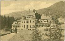 Städtisches Warmbad im Stadtpark von Kitzbühel, eröffnet 1909. Lichtdruck 9 x 14 cm; Impressum: Josef Ritzer, Kitzbühel (wohl im Eröffnungsjahr aufgenommen worden). Inv.-Nr. vu914ld00248