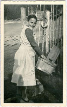 Auswaschen eines Milchsechters am Brunnentrog. Gelatinesilberabzug 9x14cm; kein Impressum um 1940.  Inv.-Nr. vu914gs00696