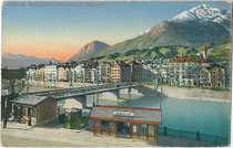 Haltestelle „Innbrücke“ der Linie 2 in der Herzog-Otto-Straße mit Pissoir (Mitte) und Abort (links). Photochromdruck 9 x 14 cm; Impressum: Wilhelm Stempfle, Innsbruck um 1910.  Inv.-Nr. vu914pcd00214