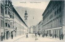 Die Palais Ehrentreitz-Paumbhausen (links) und Sarnthein (rechts), Maria-Theresien-Straße 44 bzw. 57 direkt bei der Triumphpforte von Süden. Lichtdruck 9 x 14 cm ohne Impressum 1907.  Inv.-Nr.  vu914ld00017