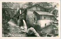 Die nach einer Sage benannte TEUFELSMÜHLE in Rinn am östlichen Mittelgebirge, Bezirk Innsbruck-Land, Tirol. Gelatinesilberabzug 9 x 14 cm; ohne Impressum um 1930. Inv.-Nr. 