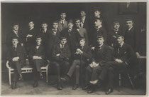 Akademische Burschenschaft "Brixia" zu Innsbruck im Wintersemester 1919/20. Gelatinesilberabzug 10 x 15 cm ohne Impressum.  Inv.-Nr. vu914gs00813