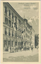 Ankunft eines Automobilisten beim Gasthof „Sailer“ in Innsbruck, Adamgasse 8, Innsbruck um 1907. Lichtdruck 9 x 14 cm. K(arl). Redlich, Innsbruck.  Inv.-Nr. vu914ld00044