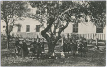 Osterfeier für Heimschülerinnen im Marianischen Institut der Englischen Fräulein in Brixen am Eisack (Südtirol), Altenmarktgasse 17. Lichtdruck 9 x 14 cm; Impressum: Verlag L. Helm, Dornbirn um 1905.  Inv.-Nr. vu914ld00121