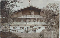 Bauernfamilie und Gesinde vor ihrem Heimathof wohl im Tiroler Unterland, vermutlich im Raum Kufstein. Gelatinesilberabzug (Auskopierpapier) 9 x 14 cm ohne Impressum, wohl Amateuraufnahme um 1900.  Inv.-Nr. vu914gs00694