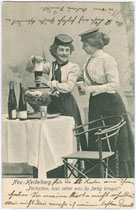 Couleurdamen mit Deckel und Band beim Anrichten einer Feuerzangenbowle (Couleurkarte). Lichtdruck 9 x 14 cm ohne Impressum um 1905.  Inv.-Nr. vu914ld00058