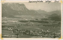 Wörgl, Bezirk Kufstein, Tirol von Südwesten um 1935. Gelatinesilberabzug 9 x 14 cm; ohne Impressum (wohl Amateuraufnahme).  Inv.-Nr. vu914gs00763