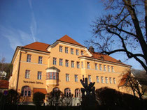 Volksschule in Hötting (Stadtgemeinde Innsbruck), Schulgasse 4; 1912 im Heimatstil errichtet worden. Digitalphoto; © Johann G. Mairhofer 2014.  Inv.-Nr. 2DSC01944
