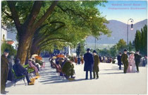 Kurgäste auf der GISELAPROMENADE (heute Kurpromenade) in Meran. Photochromdruck 9 x 14 cm; Impressum: Lorenz Fränzl, Bozen um 1910.  Inv.-Nr. vu914pcd000092