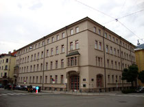 Volksschule Franz-Fischer-Straße im Bauzustand seit dem Wiederaufbau 1949 nach Zerstörung im Zweiten Weltkrieg. Digitalphoto, © Johann G. Mairhofer 2011.  Inv.-Nr. 1DSC01585