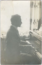 Klavier spielen als Fundament bürgerlicher Hausmusik. Gelatinesilberabzug 9 x 14 cm ohne Impressum (wohl Privataufnahme).  Inv.-Nr. vu914gs00841a