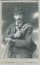 Junger Herr mit Bergseil und Eispickel im Photoatelier. Gelatinesilberabzug 10,5 x 6,5 cm (Visitformat). Impressum: E( ? ). v(on). Vintler, Bürgerstraße 13, Innsbruck um 1900.  Inv.-Nr. vuVIS-00073