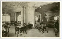 Café Restaurant "Maximilian"  in der Maria-Theresien-Straße  Ecke Anichstraße um 1910. Gravüretintodruck 10 x 15 cm.  Impressum: Wagner'sche k.k. Universitäts-Buchdruckerei Innsbruck um 1910.  Inv.-Nr. vu105at00001