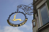 Wirtsschild im Jugendstil vom ehemaligen Gasthof "Goldener Hirsch" in Kufstein, Unterer Stadtplatz 12 (heute Café Restaurant). Digitalphoto; © Johann G. Mairhofer 2013.  Inv.-Nr. 1DSC07134