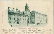 Kloster (im Kern die Hechtburg), Kirche und Schule (v.l.n.r.) der Ursulinen* in Innsbruck, Innrain 5 bzw. 7 bzw. 9. Lichtdruck 9 x 14 cm; Impressum: E. Lorenz, Innsbruck; postalisch gelaufen 1899.  Inv.-Nr. vu914ld00227