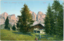 Meierei PLANKENSCHWAIGE am Karerpass im Gemeindegebiet von Welschnofen. Photochromdruck 9 x 14 cm; Impressum: Joh(ann). F(ilibert). Amonn, Bozen um 1905. Inv.-Nr. vu914pcd00258