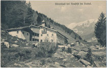 Schwefel- und Mineralbad "Bärenbad", vom 16. Jh. bis 1958 Kurbetrieb im Oberbergtagl, Gemeinde Neustift im Stubai, Bzk. Innsbruck-Land, Tirol ( heute Alpengasthaus "Alt Bärnbad"). Lichtdruck 9 x 14 cm; K. Redlich, Innsbruck 1909.  Inv.-Nr. vu914ld00336