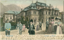 Innsbrucker Stadtsäle, Universitätsstraße 1 um 1904, im 2. Weltkrieg zerstört worden. Farblichtdruck nach Photomontage von Staffagepersonen) 9 x 14 cm; Impressum: F. W. W. ohne Ortsangabe um 1900.  Inv.-Nr. vu914fld00054