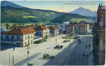 Südbahnhof am Bahnhofplatz Nr. 7 und Haltestelle der L.B.I.H.i.T. (Localbahn Innsbruck-Hall i.T.), bez.: "(1)915. VII. 19." Photochromdruck 9 x 14 cm. Impressum: Wilhelm Stempfle, Innsbruck.  Inv.-Nr. vu914pcd00101