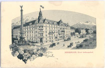 Hotel „Arlberger Hof“, Salurner Straße 1, Wilten mit Hauptportal zum Bahnhofplatz (heute Südtiroler Platz). Offsetdruck 9 x 14 cm nach Original eines anonymen Künstlers. Impressum: Cicerone-Verlag Wien um 1925.  Inv.-Nr. vu914od00002