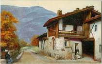Hof eines Obstbauern in Morter, Gemeinde Latsch im Vinschgau. Photochromdruck 9 x 14 cm; Impressum: Verlag D&L ohne Ortsangabe, postalisch gelaufen 1921.  Inv.-Nr. vu914pcd00273