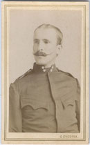 Soldat der bewaffneten Macht Österreich-Ungarns in Feldbluse. Albuminabzug auf Untersatzkarton 10,6 x 6,8 cm (Visitformat). Impressum: Giacinto Ghedina, Cortina Ampezzo um 1880.  Inv.-Nr. vuVIS-00004
