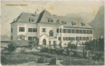 Städtisches Krankenhaus von Kufstein in der Krankenhausgasse Nr. 2. Lichtdruck 9 x 14 cm ohne Impressum, postalisch befördert 1911.  Inv.-Nr. vu914ld00197
