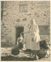 Tourist in Motorradmantel, Sturmhaube und Knickerbockers auf einem Motorroller NSU-Lambretta LC 125 (Bauzeit 1950-1954). Gelatinesilberabzug 9 x 12 cm, handschriftlich datiert: "14. OKT. '51".  Inv.-Nr. vu912gs00025