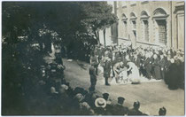 Empfang für den Thronfolger Erzherzog Karl I. von Habsburg und späteren Kaiser am Stiftsplatz in Hall in Tirol am 15. 6. 1915. Gelatinesilberabzug 9 x 14 cm; Impressum: A(lfred). Stockhammer, Hall in Tirol.  Inv.-Nr. vu914gs00062