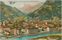 Bozen mit Talfermündung (links), Kasernenareal und Eisack (vorne) vom Virgl aus gegen die Sarnerscharte. Photochromdruck 9 x 14 cm; Impressum: Lorenz Fränzl, München um 1905.  Inv.-Nr. vu914pcd00257