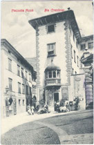 „Grand Caffè Ala“ im Palazzo Angelini an der Piazza Mosé in Ala (Vallagarina, Trentino). Lichtdruck 9 x 14 cm ohne Impressum, postalisch befördert 1907.  Inv.-Nr. vu914ld00026