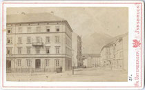 Grand Hotel „de l'Europe“ in Innsbruck, Südtiroler Platz 2, um 1890.  Albuminabzug auf Carte de Visite 6,5 x 10,5 cm (Visitformat); Impressum: Fr. Unterberger, Innsbruck.  Inv.-Nr. vuVIS-00071