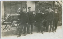 Löschgruppe in Paradeadjustierung vor einem Schlauchwagen einer Feuerwehr in oder im Umland der Stadt Kufstein. Gelatinesilberabzug 9 x 14 cm; Impressum: Anton Karg, Kufstein um 1910.  Inv.-Nr. vu914gs00868